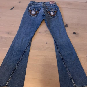 True religion - Säljer dessa trueys då de var för små för mig. Midjemåttet är 35cm rakt över och 78cm runt om. Innerbenslängden är 85cm🫶 Pris kan diskuteras