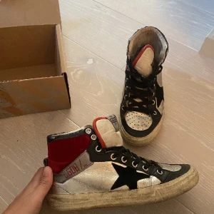 Goolden goose sneakers - Goldengoose sneakers Nypris: ca 4500  Säljer billigt pga slitningar 