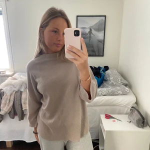 Stickad tröja  - En stickad tröja från Jackie med 3/4 armar och liten krage. Supersnygg o passar till allt. Den är i storlek M💞orginalpris: 1700