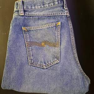 Säljer ett par riktigt snygga nudie jeans, straight leg. Storlek 30/30. Passar om du är 170-180 cm. Dom är nya, köptes för någon månad sedan, alltså mycket bra kvalite (nästan som nya) nypris: 1700kr