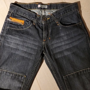 Vintage Jeans - SKIT COOLA svarta jeans, köota second hand. Är i otroligt fint skick men dom är försmå på mig... På mig som är 162cm är dom sjukt långa. Straigt/bootcut passform, lågmidjade.