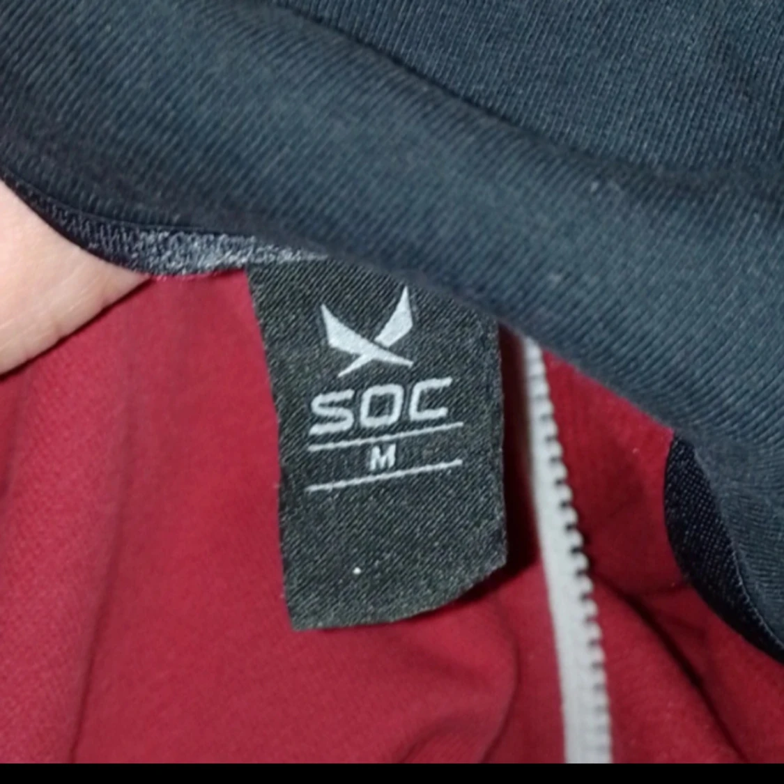 Röd Hoodie strl M från stadium - 91