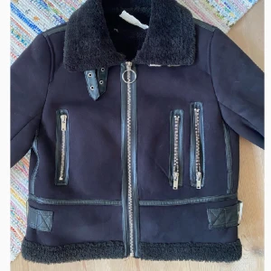 Vinterjacka mocka - Svart vinterjacka från Zara i mocka. Storlek L men liten i storleken. Använd fåtal gånger i superfint skick!