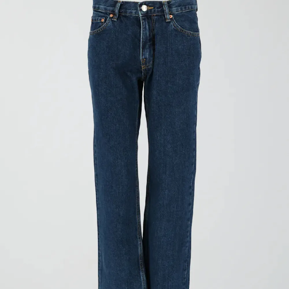 Ett par mörkblå low waist jeans från Gina. Använts ett fåtal gånger. Skit snygga 🤩🤩 . Jeans & Byxor.