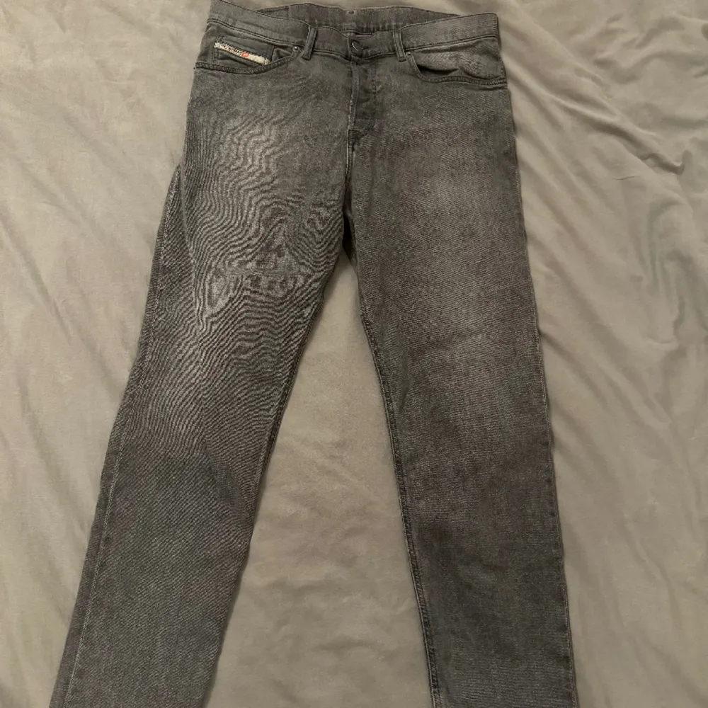 Inga brudar? Dessa jeans löser, härliga washed jeans från Diesel som köptes i butik sommaren 22. Använda ett fåtal gånger. Vet inte varför det blev ett zebra mönster på dom för det är det inte, orkar inte ta mer bilder . Jeans & Byxor.