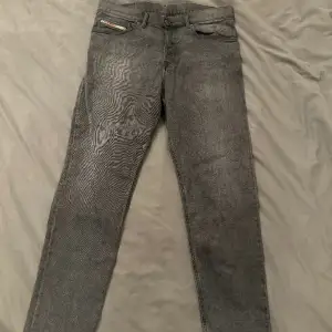 Inga brudar? Dessa jeans löser, härliga washed jeans från Diesel som köptes i butik sommaren 22. Använda ett fåtal gånger. Vet inte varför det blev ett zebra mönster på dom för det är det inte, orkar inte ta mer bilder 
