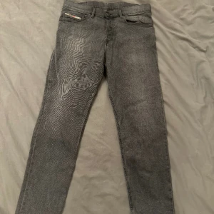 Diesel jeans  - Inga brudar? Dessa jeans löser, härliga washed jeans från Diesel som köptes i butik sommaren 22. Använda ett fåtal gånger. Vet inte varför det blev ett zebra mönster på dom för det är det inte, orkar inte ta mer bilder 