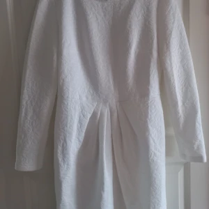 Fina vit klänning  - Jätte fina Vit klänning med perls.str 38/40. Välkommen