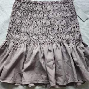 Neo noir kjol oanvänd med lapp kvar💗 nypris 500 kr. Använd gärna köp nu!