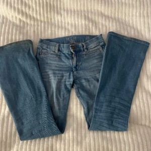 Lågmidjade blå jeans  - Säljer dessa ljusblå lågmidjade bootcut jeansen. Storlek 26. Bara att dm:a vid frågor eller funderingar!