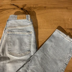 high waist jeans - blåa high waist jeans | köpta från Gina tricot | ny pris: 500kr | provat en gång | säljer för att dem är för små 