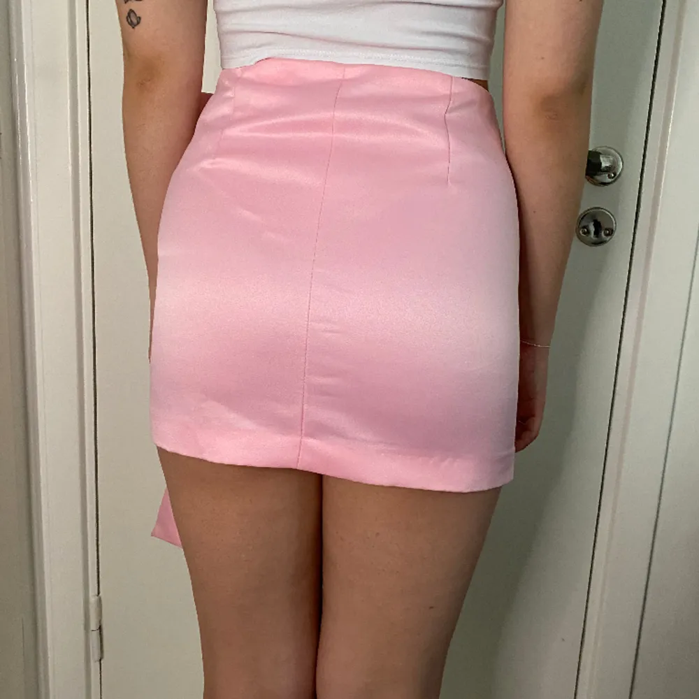 Rosa mini kjol från zara Ny pris: 299kr. Kjolar.
