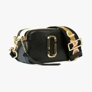 Marc Jacobs väska - Säljer min Marc Jacobs Snapshot väska som i princip aldrig är använd, nypris cirka 5000 kr🥰skriv för fler bilder och pris kan diskuteras