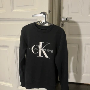 Calvin Klein sweatshirt  - Svart Calvin klein sweatshirt i bra skick. Storlek X-small