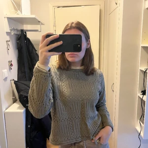 Stickadtröja  - Fin tröja i fint skick. Köparen står för eventuell frakt🌸