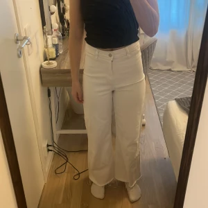 Loose vita jeans  - Stretchiga vita loose jeans, knappt andvönda. 