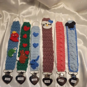 Virkade napphållare - Virkade napphållare med olika utseenden. 70 kr styck ! Hör av dig om du vill köpa så lägger jag upp ett inlägg med just den du vill ha 🌱💛