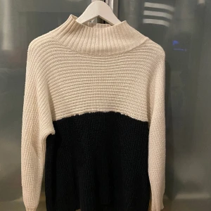 Stickad tröja - Fin vit/svart stickad tröja💗✨