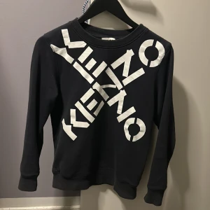 Kenzo tröj - Hejsan! säljer ni lillebrors tröja, tröjan har inga hål, skick 9/10 lillebror vill sälja den här tröjan på grund av att tjäna pengar!