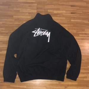 Splitterny och oanvänd Stussy x Nike Windbreaker. Kan diskutera pris