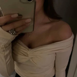 Off shoulder topp - Sjukt fin topp från Gina tricot, off shoulder modell. Aldrig använd ute. Skriv för fler frågor❣️ 