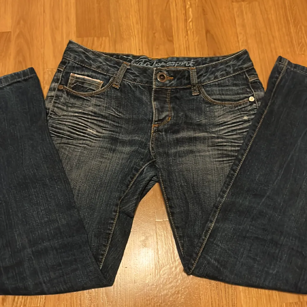 Jeans från esprit, midjemått: 38 cm, innerbenslängd: 69 cm. Jeans & Byxor.