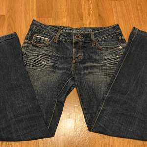 Jeans från esprit, midjemått: 38 cm, innerbenslängd: 69 cm