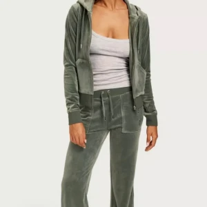 Juciy couture  - Jag säljer nu nästan alla mina dressar för att jag inte använder dom. Hela den mörk gröna dressen är i storlek xs och den grå med men karamell färgens kofta är i storlek s men sitter typ likadant 