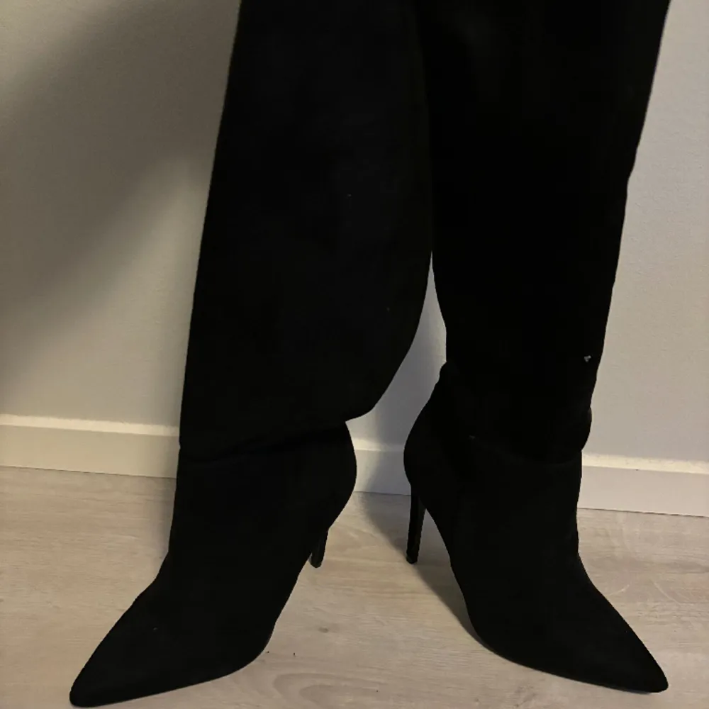 Säljer mina svarta boots, jättesköna och bara använda en gång. Nypris 650 kr, kunden står för frakt. Skriv för frågor eller mer bilder!! . Skor.