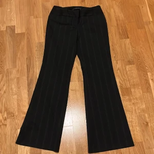 Kostymbyxor  - Lågmidjade kostymbyxor från express, midjemått: 38 cm, innerbenslängd: 82 cm