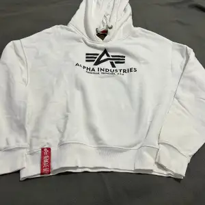 En Alpha industries vit hoodie
