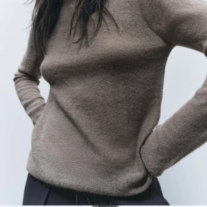 Stickad tröja  - Stickad tröja från zara, aldrig använd bara provad hemma, aldrig tvättat eller så, helt ny med andra ord❤️kostar 400kr ny❤️