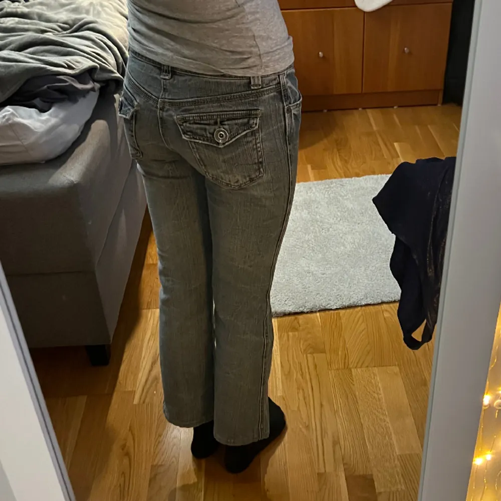 Ursnygga blå-gråa Lowaist bootcut jeans med coola bakfickor. Väldigt fint skick! Står inte storlek men passar mig perfekt som brukar ha strl 36. Innerbenslängden är ca 65 cm och midjemåttet är ca 37 cm💓. Jeans & Byxor.
