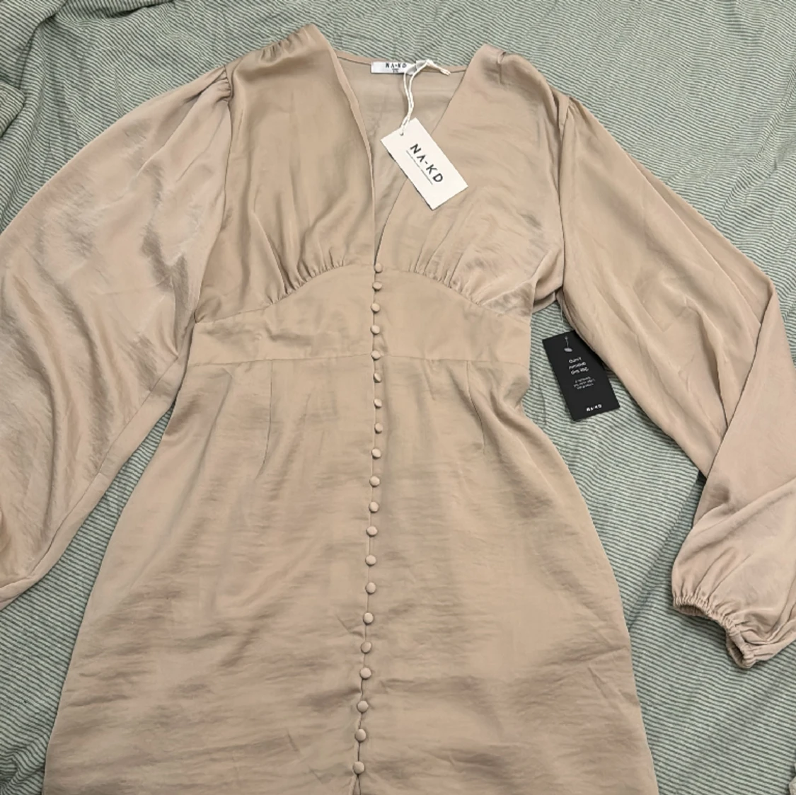 Klänning med knappar