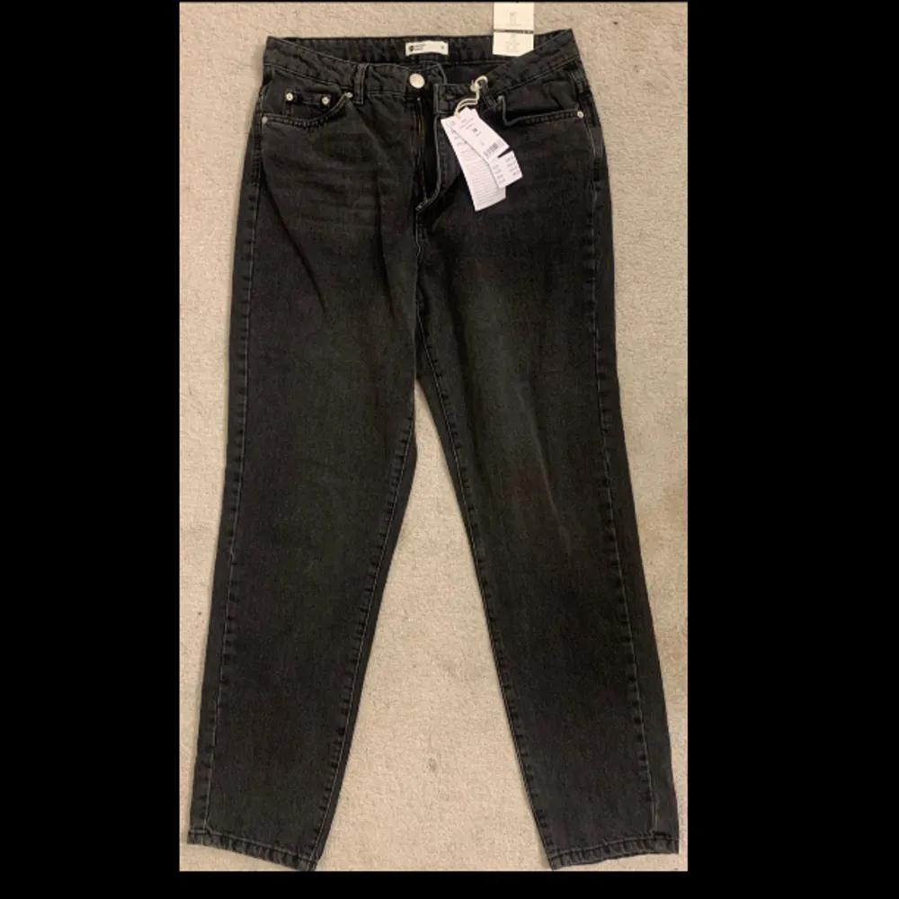 Svarta jeans från ginatricot, oanvända, stl.38. Jeans & Byxor.