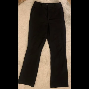 Kostymbyxor stl.38 - Svarta kostymbyxor i Fint skick stl.38, från bikbok