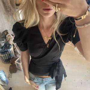 Topp - SUPER snygg, man kan knyta på olika sätt!!