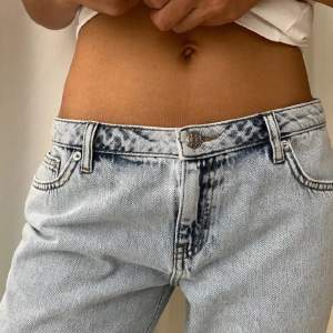 Säljer dessa lågmidjade jeans som var för stora på mig, de är i strl 40 vilket motsvarar L💞pris kan diskuteras, helt oanvända med lappen kvar❤️