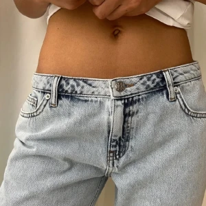 Lågmidjade jeans - Säljer dessa lågmidjade jeans som var för stora på mig, de är i strl 40 vilket motsvarar L💞pris kan diskuteras, helt oanvända med lappen kvar❤️