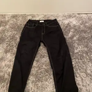 Ett par snygga svarta baggy jeans som liknar mer cargo pants, säljer eftersom de inte är min stil längre. Sparsamt använt.