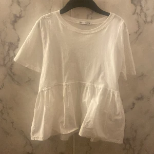 Vit volangtopp - En fin volangtopp som ej kommer till användning längre, använd ett fåtal gånger, helt som ny, Inge fel på den, nypris ca 200-250, köpt av en på plick, storlek S men passar en Xs