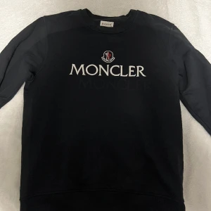 Moncler Hoodie  - Jätte skön och jätte snygg Hoodie. Säljs på grund ut av att jag inte använder den längre. Den har knappt varit använd. Storleken är XL men passar L då den är liten i storleken. Köparen står för frakten. 
