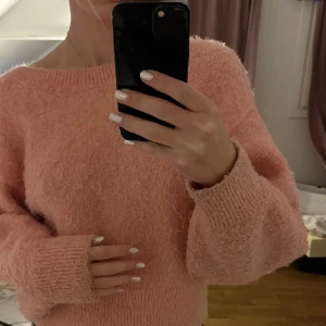 & other stories tröja  - & Other stories tröja med V ringning i ryggen💗 jätte cool rosa glittrig, nypris 990