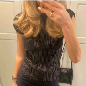 Zara topp - Jättesnygg topp från zara! Säljs inte längre och är i nyskick 