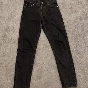 Weekday svarta jeans Barrel fit Används flitigt inga stora tecken på användning 