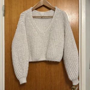 Vit stickade tröja - Knappt använd