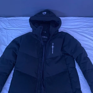 Sail racing jacka  - Säljer min sail racing jacka då den är för liten  Storlek 170 Köpte för 3000kr  Bra skicka inga skador  Köpt från kidsbrantstore för 1 år sen Pris går att diskutera 