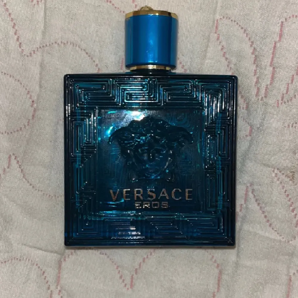 Versace kill parfym. Den är bara använt lite . Övrigt.