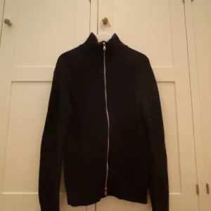 Full zip - Säljer nu denna feta full zip från east west, tröjan är oanvänd. Storlek M  Pris 200kr, köparen står för frakt 