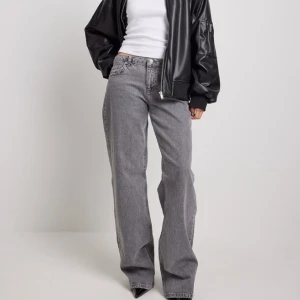 na-kd jeans🤍 - Säljer dessa populära jeansen från nakd i stl 34 då dem är lite små får mig🤍